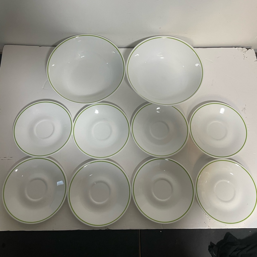 Corelle Meadow 10-Piece Set – 2 Large Bowls & 8 Saucer Plates – Green Rim